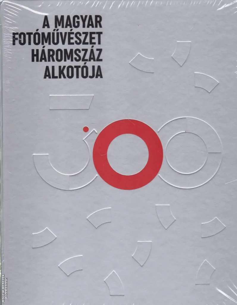 A magyar fotóművészet háromszáz alkotója